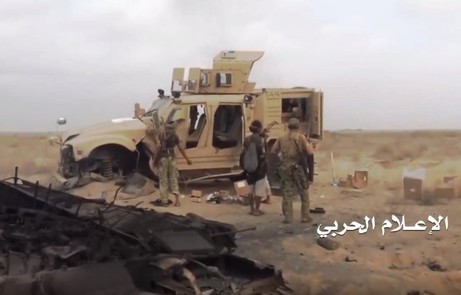 Sudanese army T-72AV  and  BTR-80 & technicals & Saudi Oshkosh M-ATV in Midi desert Yemen -  Numerous losses caused by Houthis  