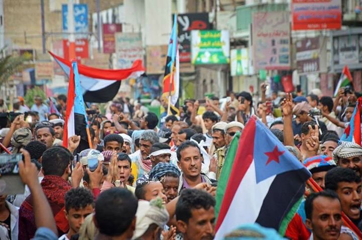 Hundreds of thousands demonstrators from all South Yemen cities demanding independence , ending unity  and  rejecting the legitimate government  