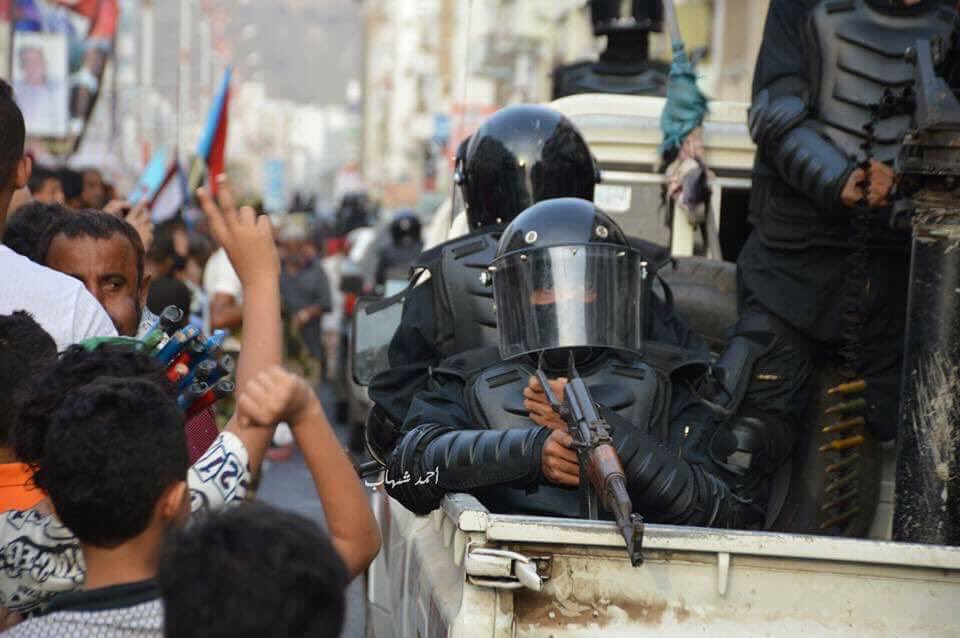 Hundreds of thousands demonstrators from all South Yemen cities demanding independence , ending unity  and  rejecting the legitimate government  
