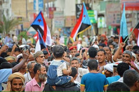 Hundreds of thousands demonstrators from all South Yemen cities demanding independence , ending unity  and  rejecting the legitimate government  