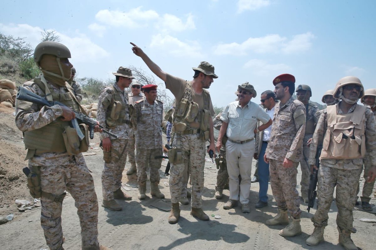 Yemeni VP @alimohsnalahmar visited different fronts on the border with Saada province.   