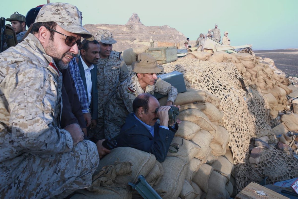 Yemeni VP @alimohsnalahmar visited different fronts on the border with Saada province.   