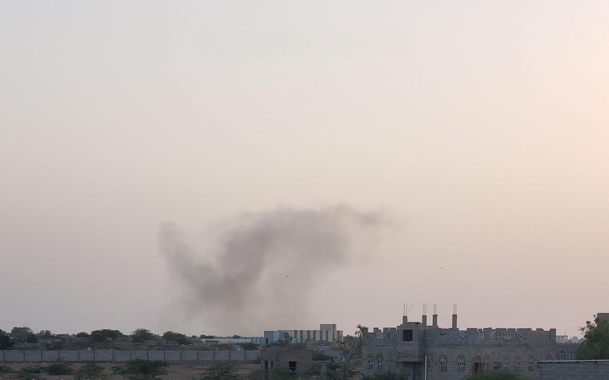غارات تستهدف مواقع في الحديدة بعد إطلاق الحوثيون لصواريخ بالستية باتجاه البحر