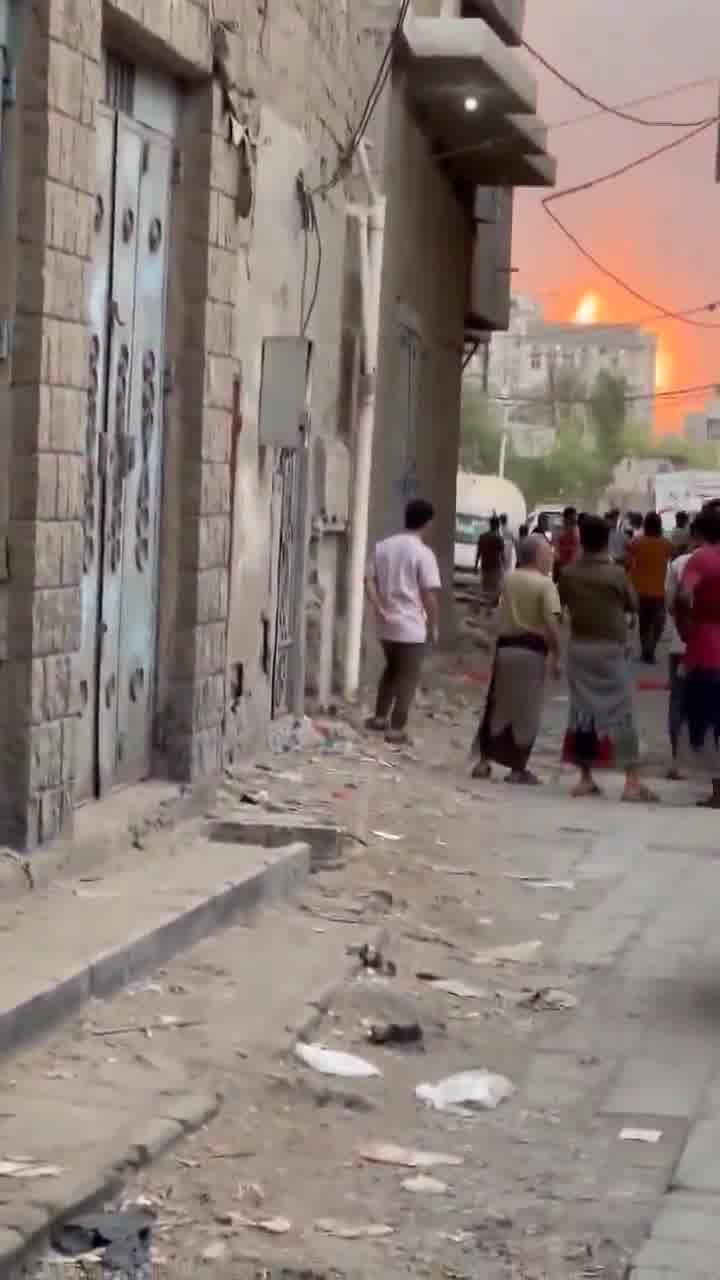 Heavy smoke rose in the port of Hodeidah following an air strike that reportedly targeted oil stores in the port