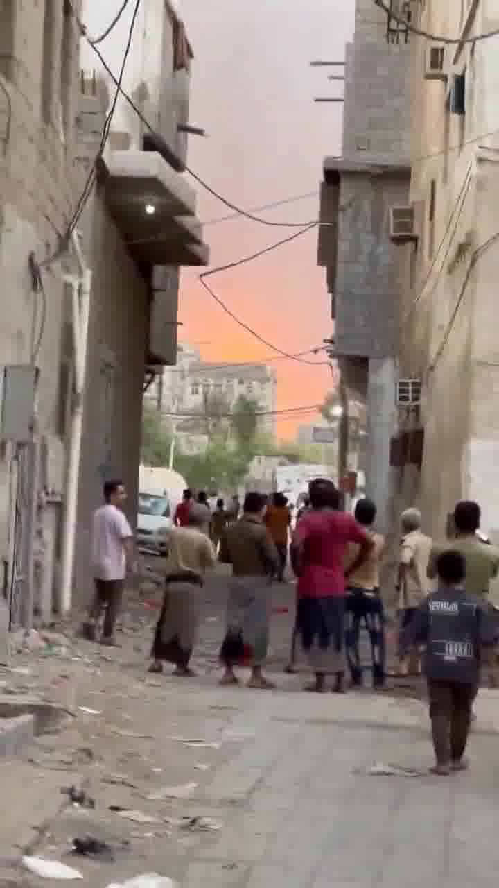 Heavy smoke rose in the port of Hodeidah following an air strike that reportedly targeted oil stores in the port