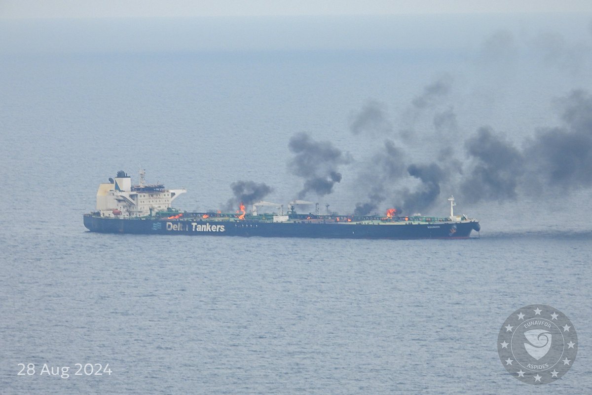 Kızıldeniz, Hint Okyanusu ve Körfez'de bir AB askeri operasyonu olan EUNAVFOR ASPIDES: M/V SOUNION 23 Ağustos'tan beri yanıyor. Bölgedeki EUNAVFOR ASPIDES faaliyet gösteren varlıkları, geminin ana güvertesinde birkaç yerde yangın tespit edildiğini bildirdi. Petrol sızıntısı yok ve gemi hala demirli ve sürüklenmiyor. Yakınlardaki tüm gemilerin, M/V SOUNION hem seyir riski hem de ciddi ve yakın bir bölgesel kirlilik tehdidi oluşturduğu için son derece dikkatli olmaları gerekiyor. Felaket niteliğinde bir çevre krizini önlemek için AB DENİZ KUVVETLERİ ASPIDES, Avrupa yetkilileriyle koordinasyon halinde durumu değerlendiriyor ve her türlü eylem yolunu kolaylaştırmaya hazır. Başarılı bir azaltma, yakın koordinasyon ve bölgesel devletlerin aktif katılımını gerektirecektir