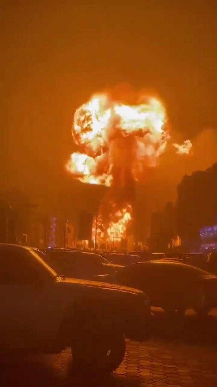 Massive explosion at a gas station in Mansoura, Aden, Yemen