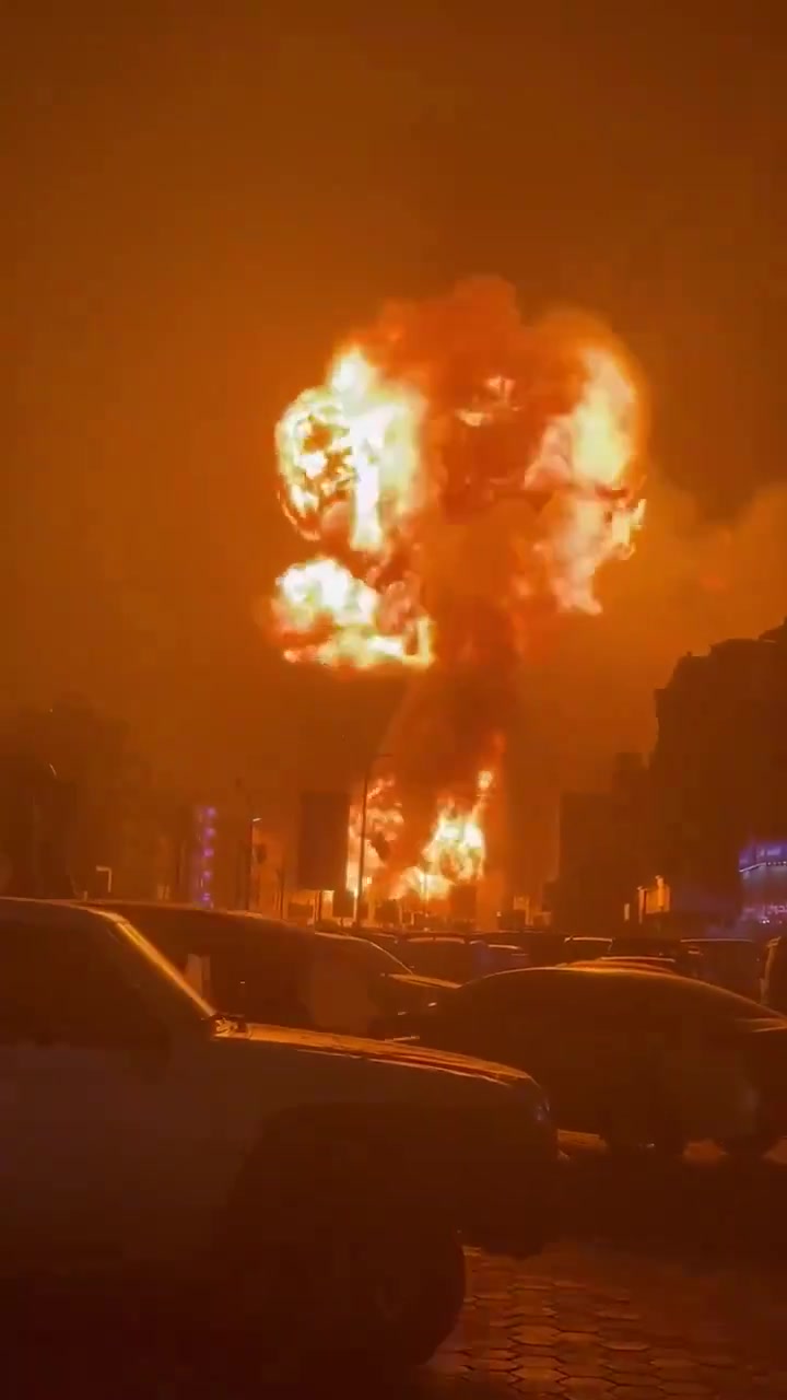 Massive explosion at a gas station in Mansoura, Aden, Yemen