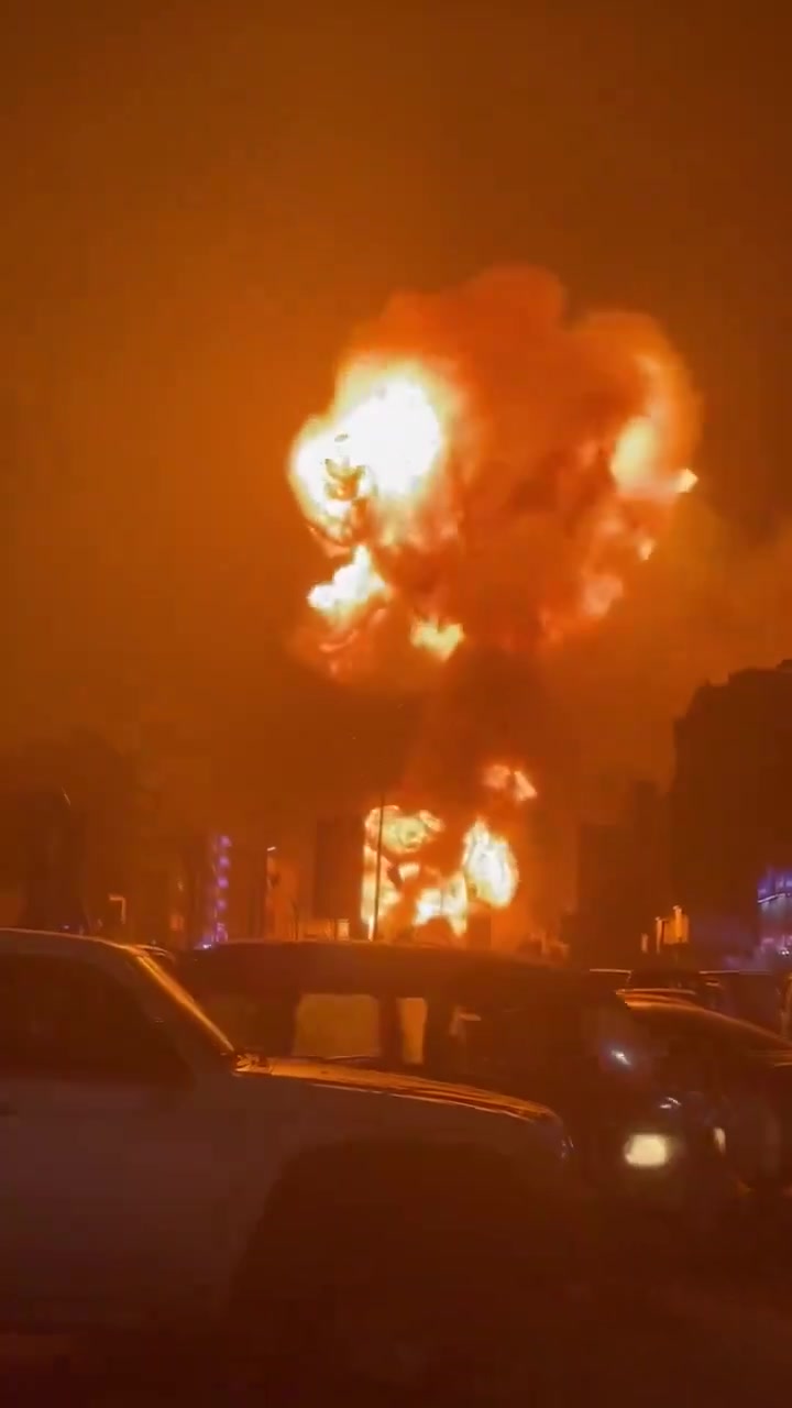 Massive explosion at a gas station in Mansoura, Aden, Yemen