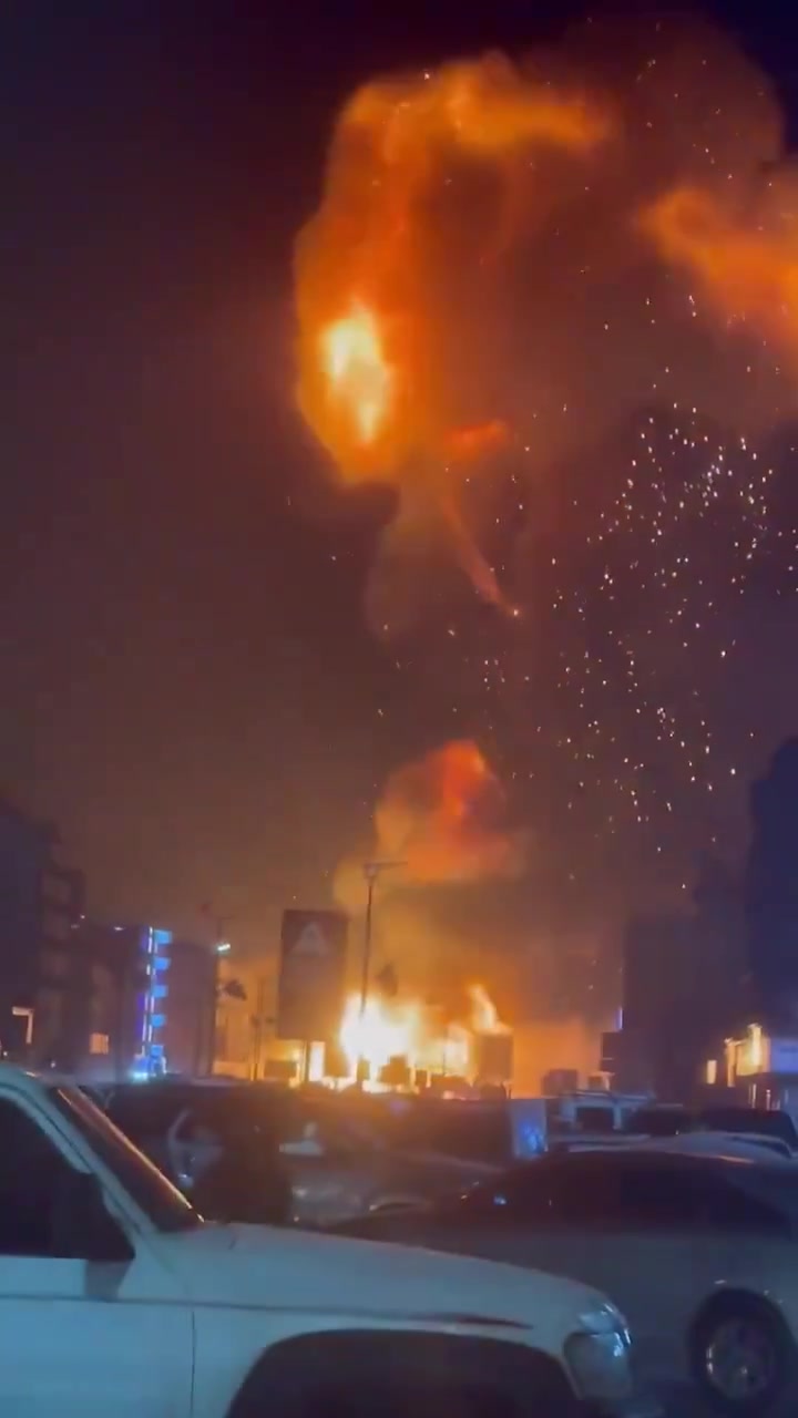 Massive explosion at a gas station in Mansoura, Aden, Yemen