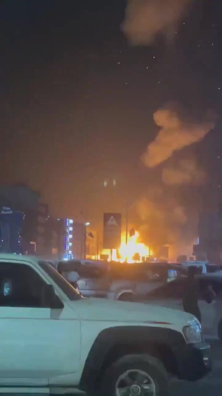 Massive explosion at a gas station in Mansoura, Aden, Yemen