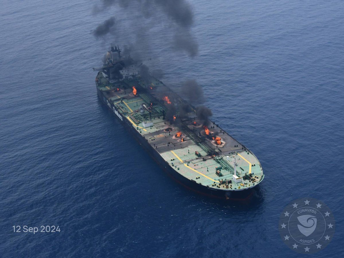 Am 12. September brennt die MV SOUNION nach einem Angriff im Roten Meer immer noch. Das Schiff liegt derzeit vor Anker, treibt nicht und es gibt keine Anzeichen dafür, dass aus dem Hauptladeraum Öl ausgelaufen ist.