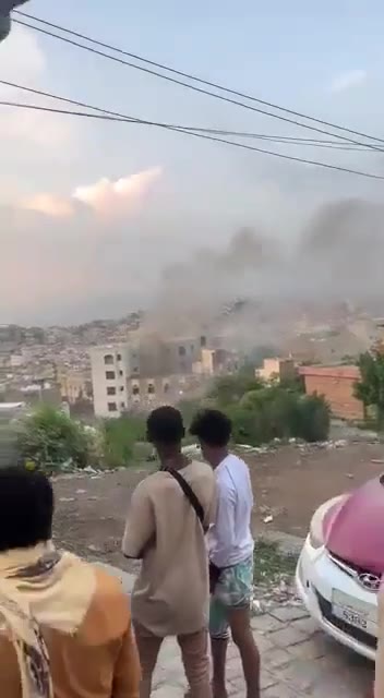 Explosies in de wijk Vrijheidsplein in het centrum van Taiz-stad.