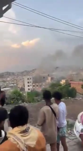 Explosies in de wijk Vrijheidsplein in het centrum van Taiz-stad.