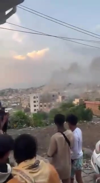 Explosões no bairro da Praça da Liberdade, no centro da cidade de Taiz.