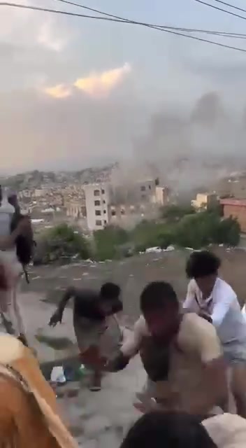 Explosies in de wijk Vrijheidsplein in het centrum van Taiz-stad.