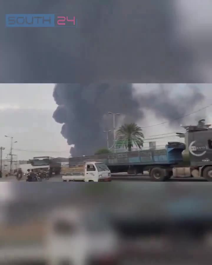 Escenas de humo elevándose desde el puerto de Hodeidah, controlado por los hutíes, luego de un ataque aéreo israelí hace poco tiempo