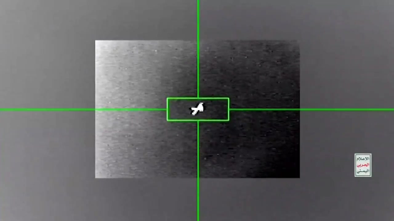 نشر الحوثيون لقطات تظهر إسقاط طائرة مسيرة أمريكية من طراز MQ-9 فوق اليمن أمس.