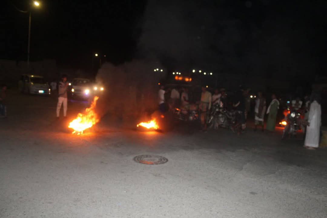 Angry protesters burn tires and block roads in Zinjibar, Abyan Governorate, in the south of the country, to protest the deteriorating conditions and the power outage that has lasted for more than six days