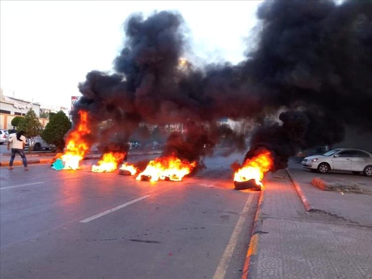 Aden, Friday morning: Angry protests and roadblocks due to the power outage
