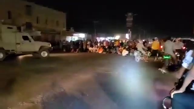 Protesters block the Tarim-Sayun international road in Hadhramaut Valley, demanding the release of 35 detainees and the deployment of First Region armored vehicles.