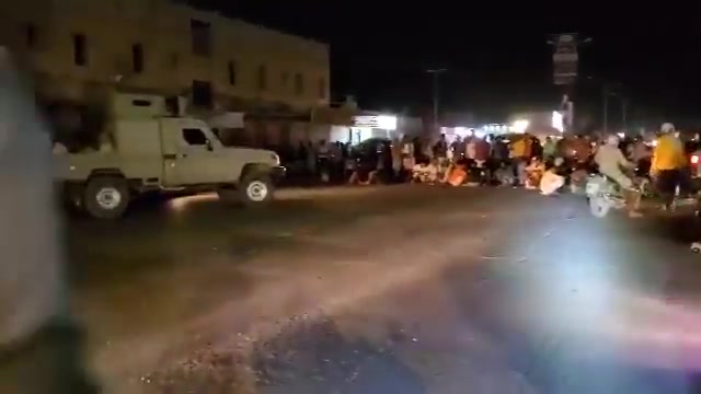 Protesters block the Tarim-Sayun international road in Hadhramaut Valley, demanding the release of 35 detainees and the deployment of First Region armored vehicles.
