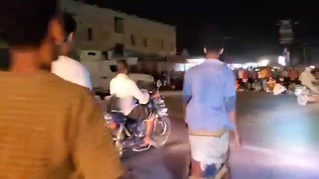 Protesters block the Tarim-Sayun international road in Hadhramaut Valley, demanding the release of 35 detainees and the deployment of First Region armored vehicles.