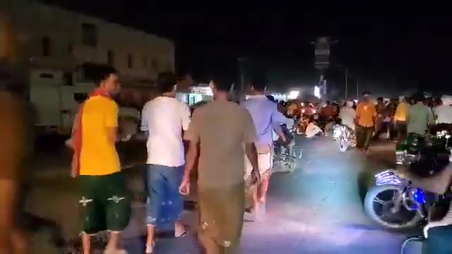 Protesters block the Tarim-Sayun international road in Hadhramaut Valley, demanding the release of 35 detainees and the deployment of First Region armored vehicles.
