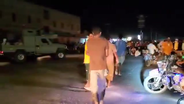 Protesters block the Tarim-Sayun international road in Hadhramaut Valley, demanding the release of 35 detainees and the deployment of First Region armored vehicles.