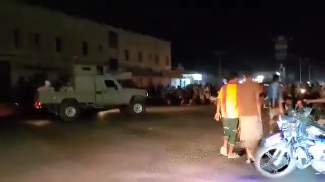 Protesters block the Tarim-Sayun international road in Hadhramaut Valley, demanding the release of 35 detainees and the deployment of First Region armored vehicles.