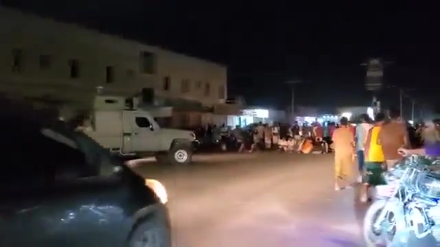 Protesters block the Tarim-Sayun international road in Hadhramaut Valley, demanding the release of 35 detainees and the deployment of First Region armored vehicles.
