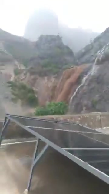 Aden Survey Authority: Torrential floods from Al-Azraq in Al-Dhale'e are on their way to Wadi Taban.