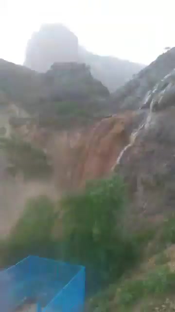 Aden Survey Authority: Torrential floods from Al-Azraq in Al-Dhale'e are on their way to Wadi Taban.