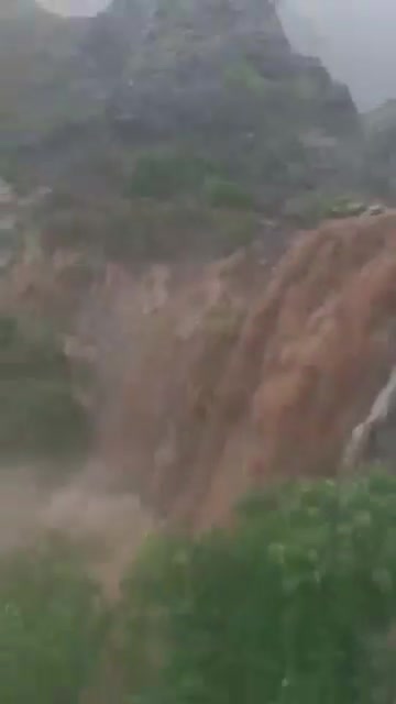 Aden Survey Authority: Torrential floods from Al-Azraq in Al-Dhale'e are on their way to Wadi Taban.