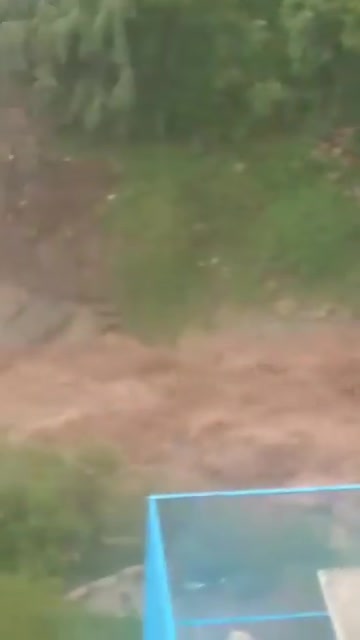 Aden Survey Authority: Torrential floods from Al-Azraq in Al-Dhale'e are on their way to Wadi Taban.