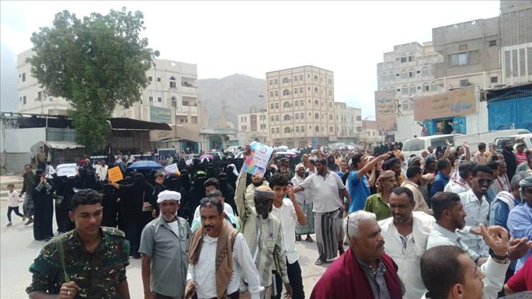 Security forces arrest leaders of the Teachers' Union in Hadramaut Coast and open fire to disperse protests in Mukalla.