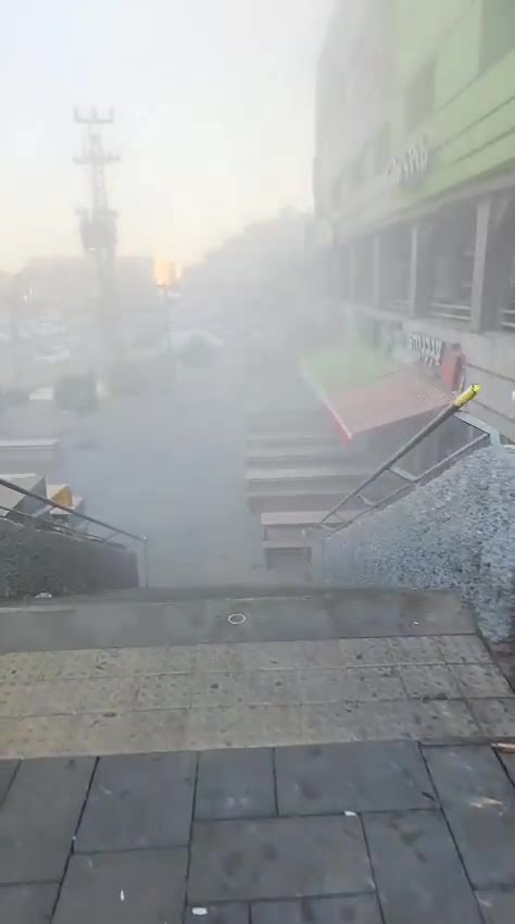 تظهر اللقطات اللحظة التي ضربت فيها طائرة بدون طيار محملة بالمتفجرات، والتي من المحتمل أن الحوثيين أطلقوها من اليمن، إيلات. يستجيب المسعفون وقوات الأمن لتقارير عن اصطدام في إيلات بعد انطلاق صفارات الإنذار التي تحذر من تسلل طائرة بدون طيار في المدينة.