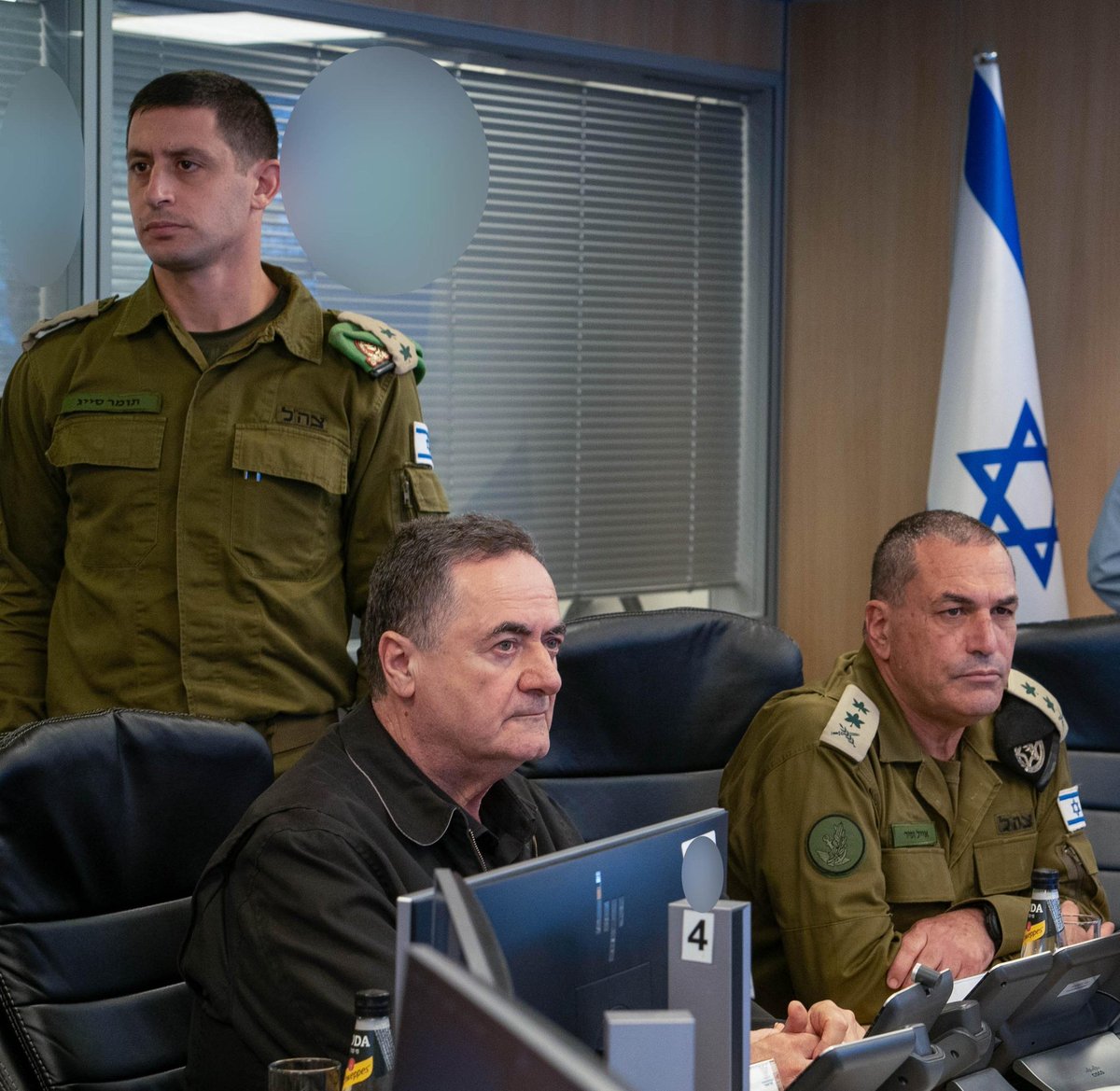 وزير الدفاع كاتس: لقد وجهنا ضربةً قاصمةً ضد العديد من الأهداف التابعة للمنظمة الحوثية في صنعاء. هاجم الجيش الإسرائيلي عدة معسكرات عسكرية، منها معسكر تابع لهيئة الأركان العامة للحوثيين، مما أدى إلى مقتل العشرات منهم وتدمير مخازن طائرات مسيرة وأسلحة.