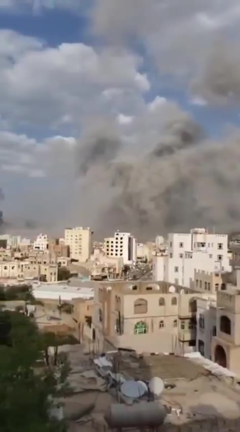 Video of the first moments after the air force launched a series of raids on the Yemeni capital, Sana'a.