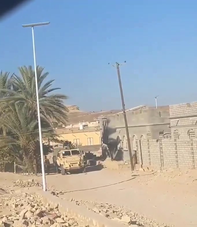 STC-affiliated troops stormed several houses in Ghayl bin Yamin district of Hadramout governorate today.