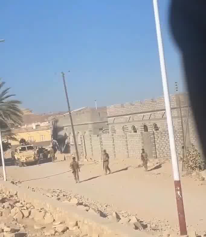 STC-affiliated troops stormed several houses in Ghayl bin Yamin district of Hadramout governorate today.