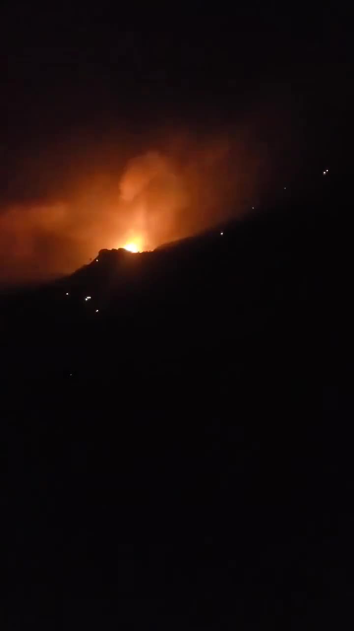 At least seven airstrikes targeted military camps, mainly al-Zand, in the Zubaid area of Al-Dhale, southern Yemen. Warplanes continue to fly over the area, while sources report that weapons recently transferred from Jabal Hadid base in Aden to Al-Dhale