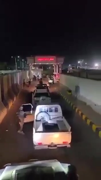 Videos from Aden show the Southern Giants Brigades @alamalikah asserting control, including taking over the @adenairport. The video footage suggests a relatively small organized unit, likely a company-sized force, entering the city