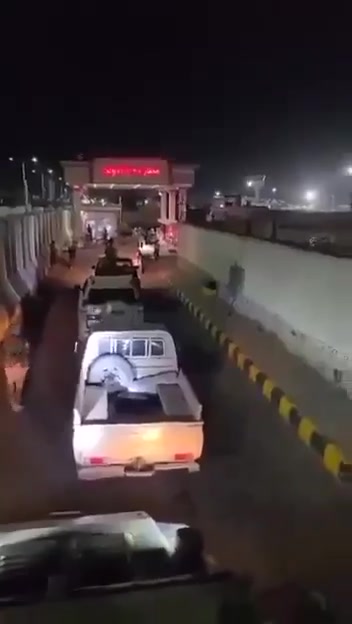 Videos from Aden show the Southern Giants Brigades @alamalikah asserting control, including taking over the @adenairport. The video footage suggests a relatively small organized unit, likely a company-sized force, entering the city