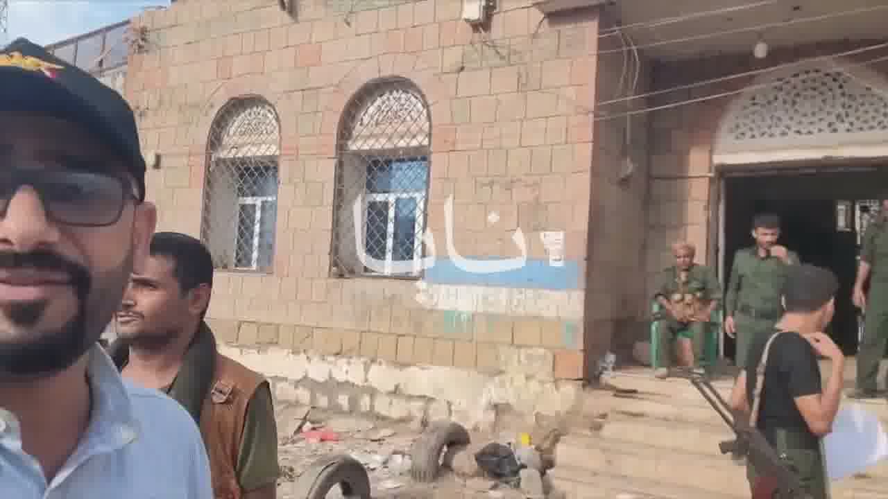 Houthis forces positioned in front of the Khawkhah police directorate.