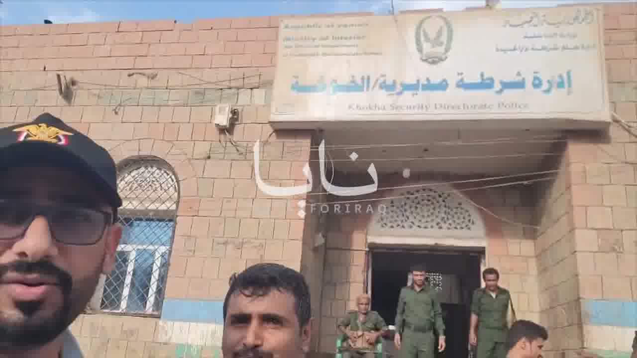 Houthis forces positioned in front of the Khawkhah police directorate.