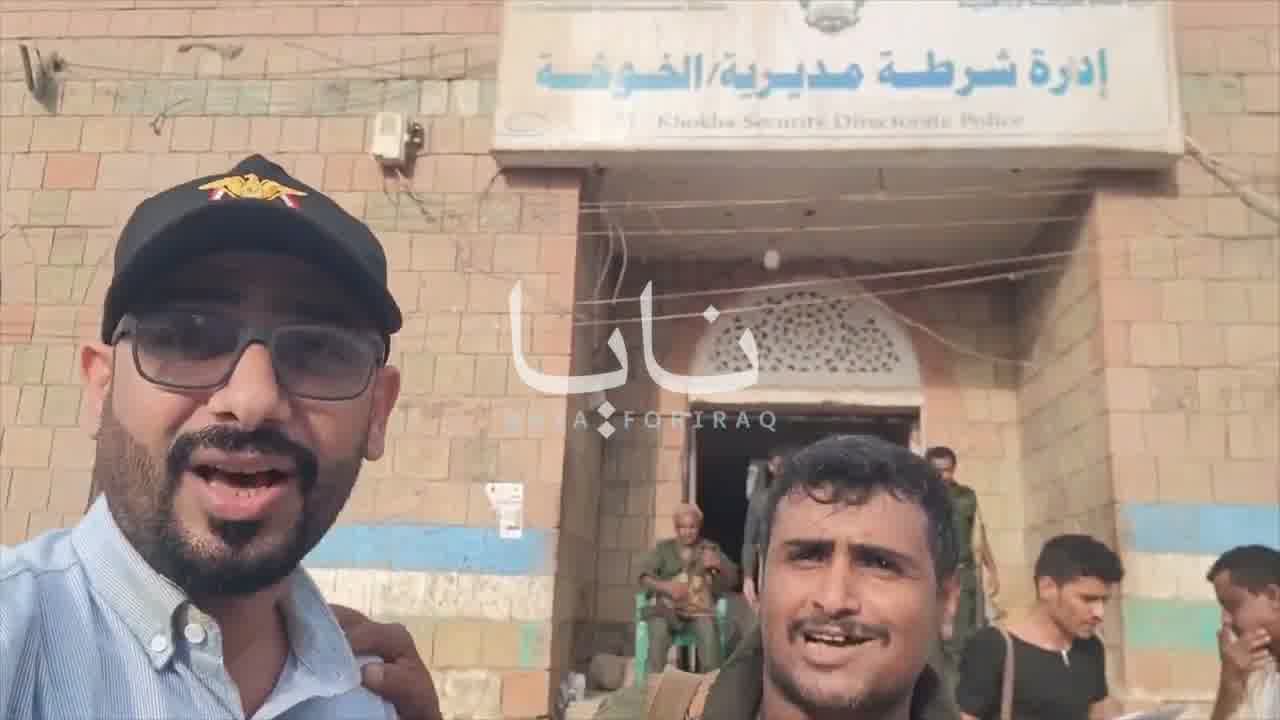 Houthis forces positioned in front of the Khawkhah police directorate.