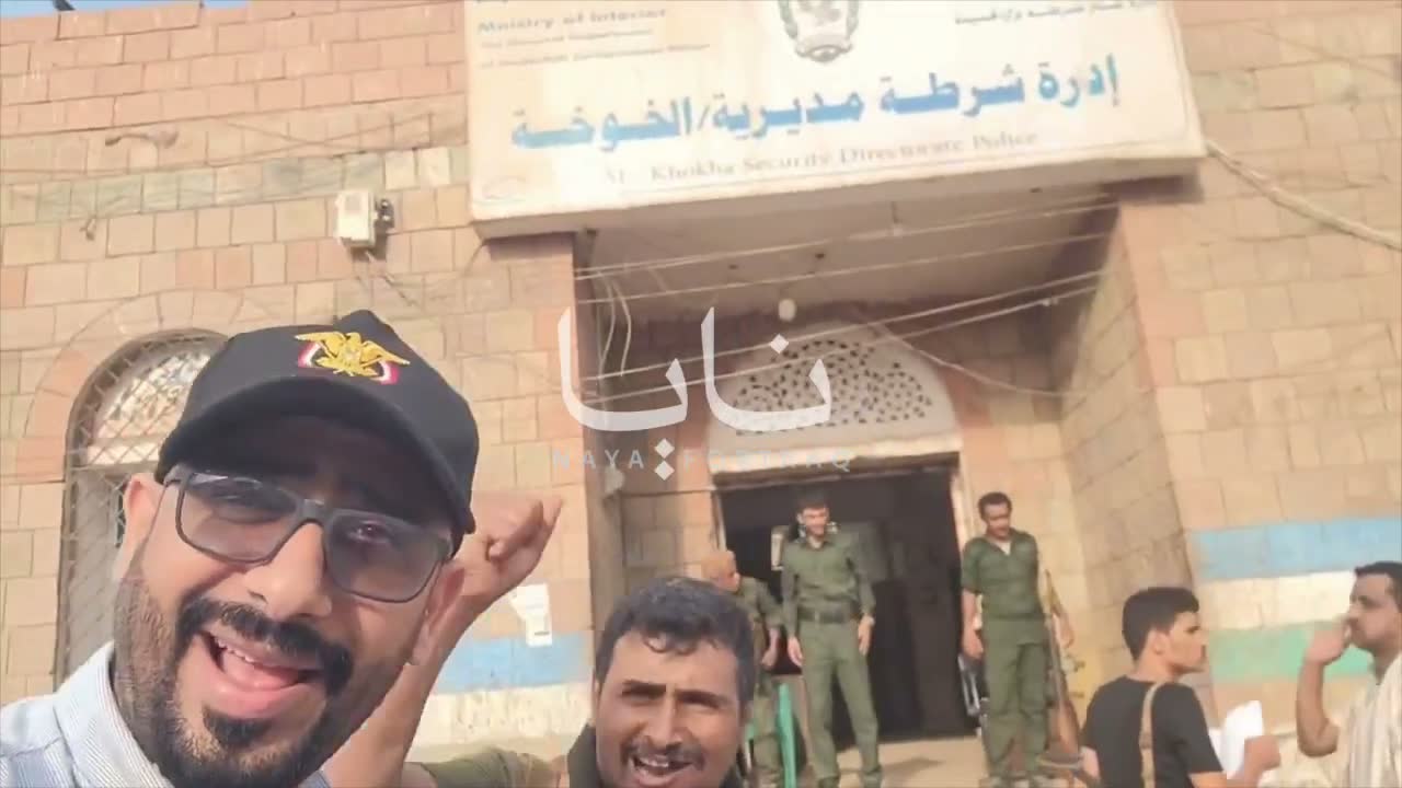 Houthis forces positioned in front of the Khawkhah police directorate.