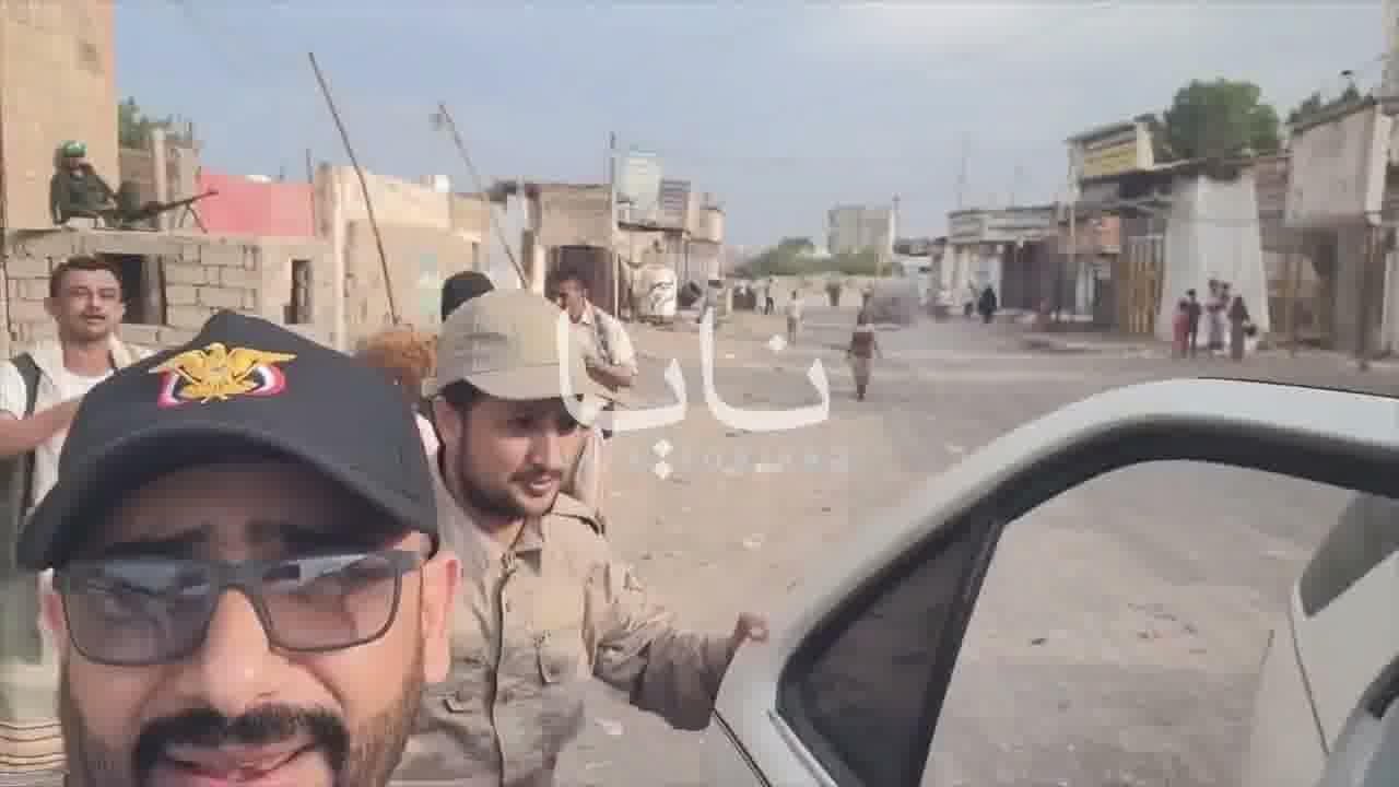 Houthis forces positioned in front of the Khawkhah police directorate.
