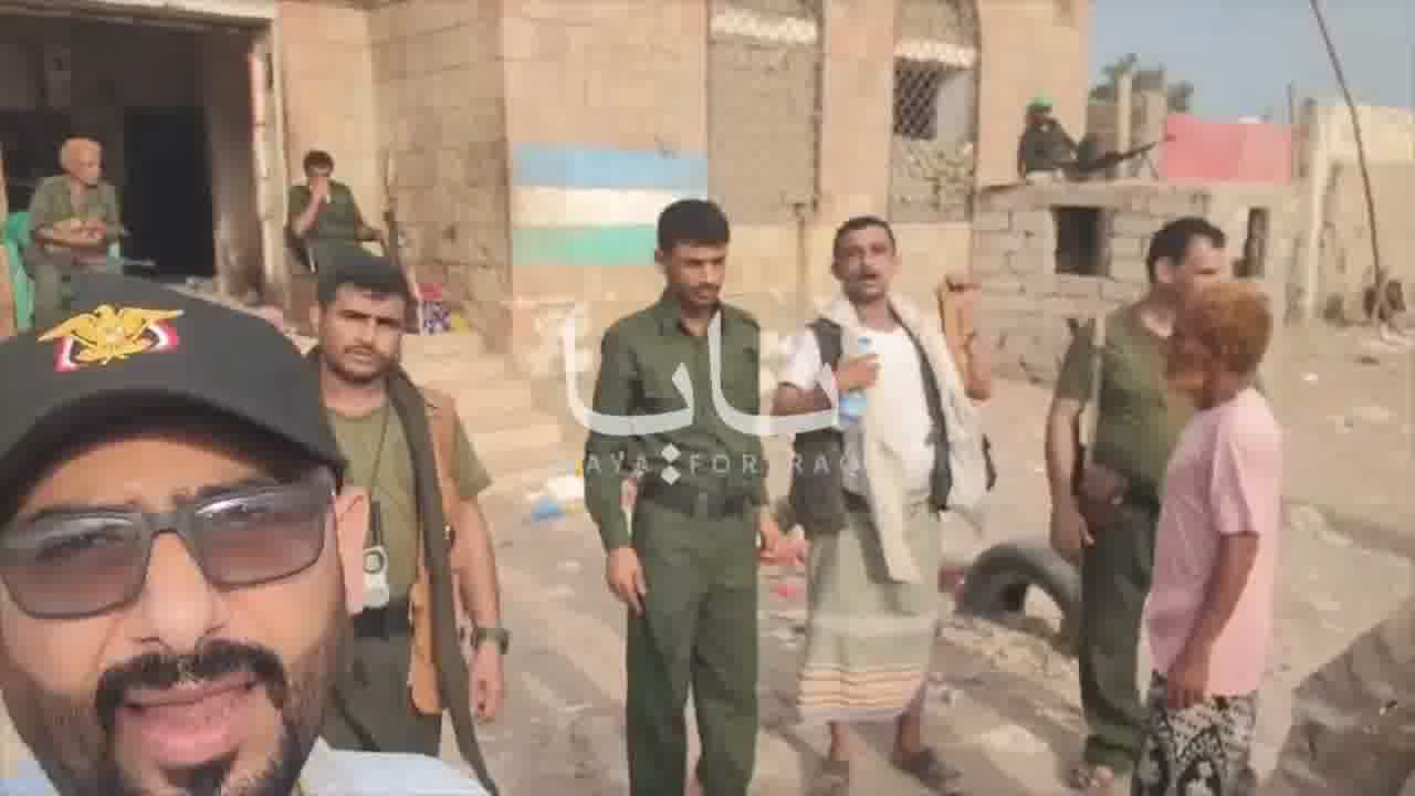 Houthis forces positioned in front of the Khawkhah police directorate.